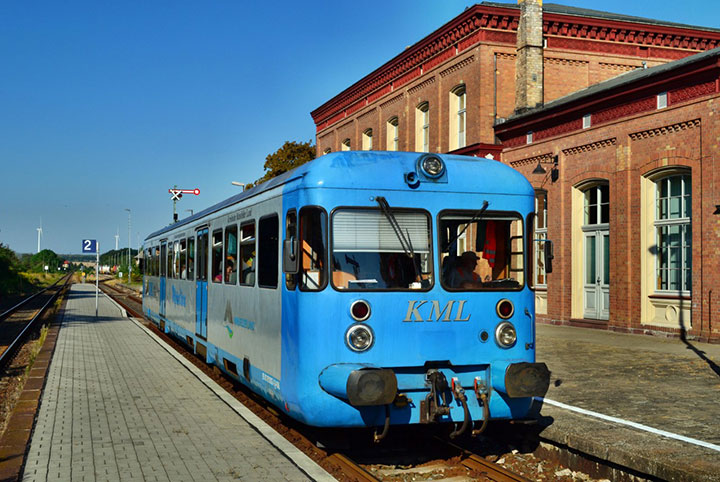 Die blaue Kleinbahn Wipperliese hält am Bahnsteig.
