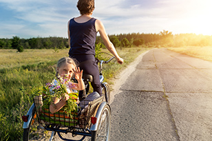 Mutter und Tochter fahren Fahrrad auf dem Land