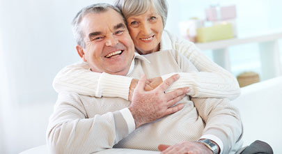 Älteres Paar umarmt sich