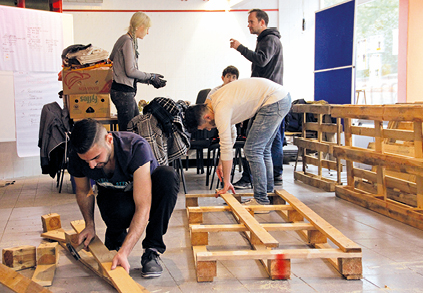 Teilnehmer eines Möbel-Bau-Workshops in Stendal