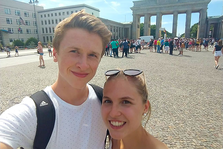 Junges Paar vor dem Brandenburger Tor