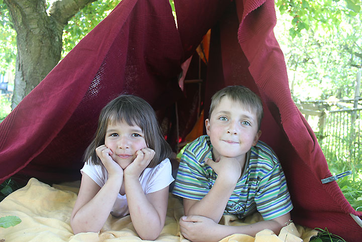 Kinder im Tipi-Zelt