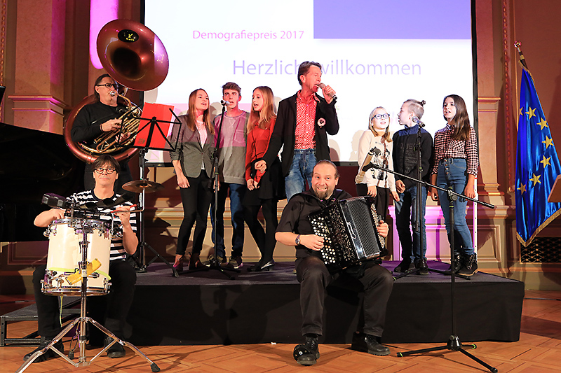 Arnulf Wenning singt mit Kindern aus dem Kunst Klub Ziepel den Ziepel-Song