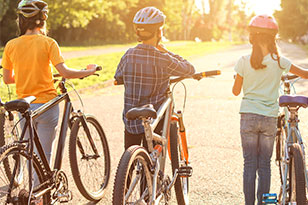 Jugendliche auf dem Dorf beim Fahrrad fahren