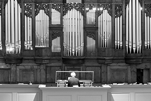 Mann spielt eine Orgel