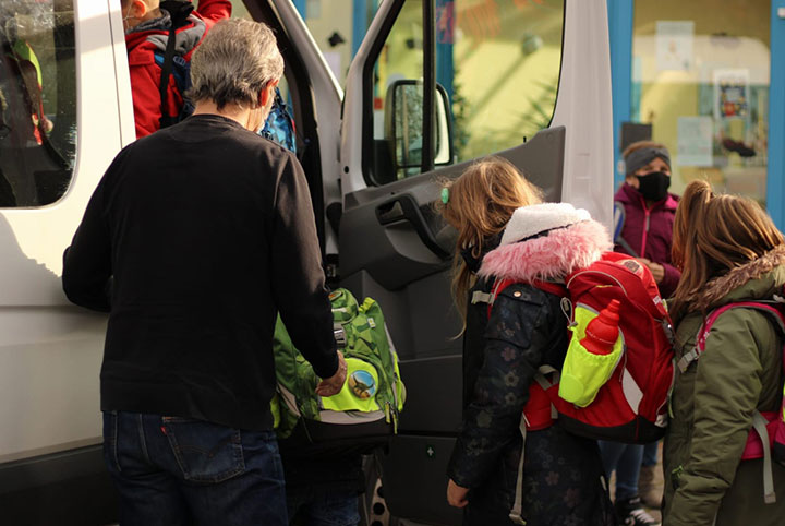 Schulkinder steigen in den Bürgerbus Wippi ein