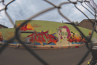 Eine mit Graffiti verzierte Wand