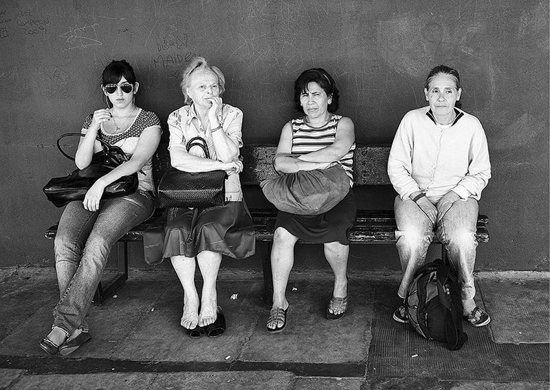 Frauen sitzen auf einer Bank