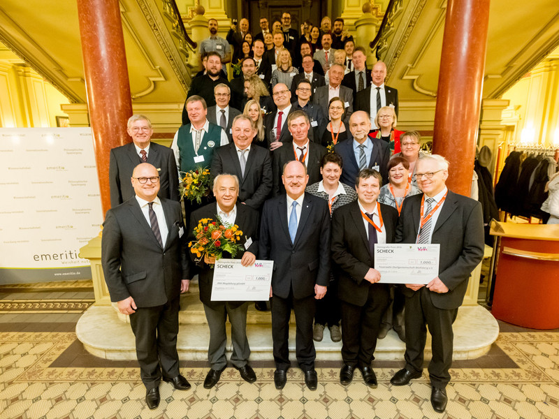 Preisträger und Jury des Demografiepreises 2016 im Foyer des Palais am Fürstenwall in Magdeburg