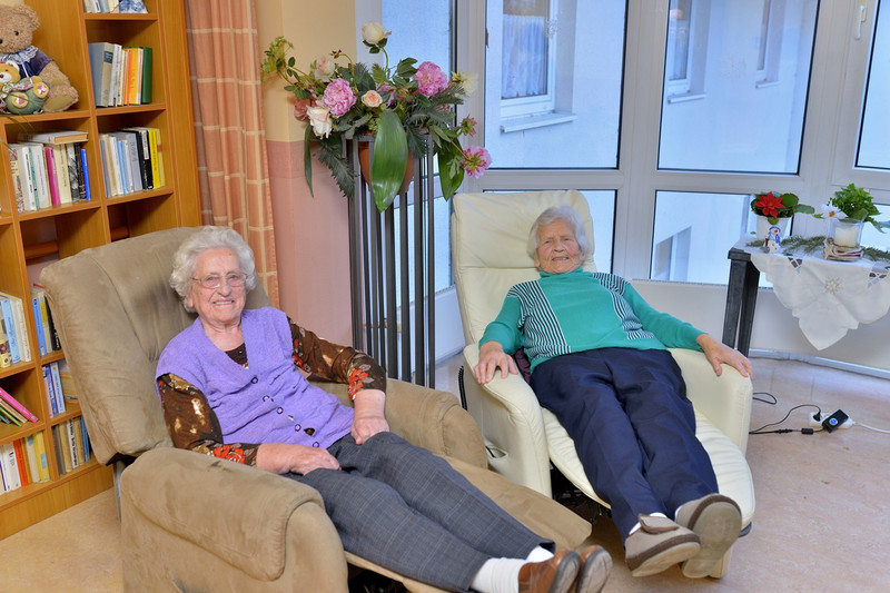 Zwei Bewohnerinnen der Seniorenwohnanlage Hagenhof 
