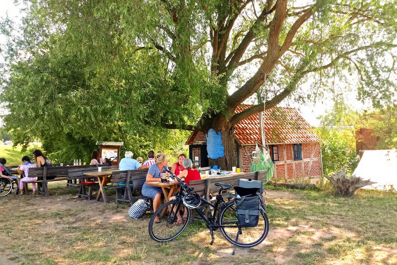 Blick auf ein Café am Elbdeich in Wahrenberg in der Altmark