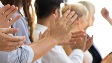 Kollegen applaudieren