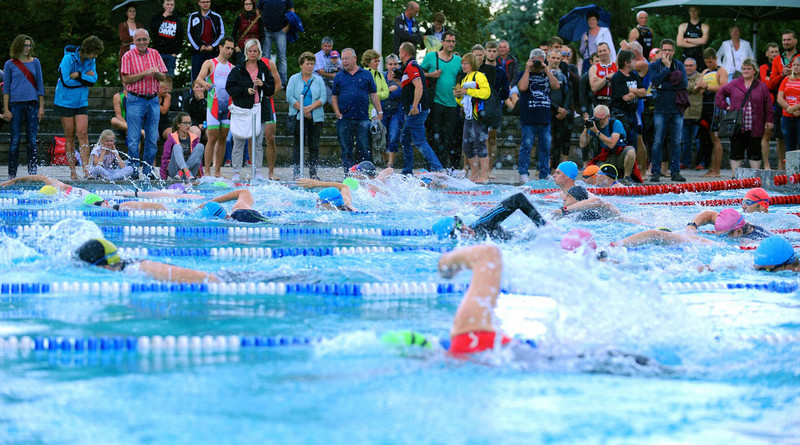 Schwimmdisziplin einer Triathlonveranstaltung des SV Turbine Krottorf in einem Freibad