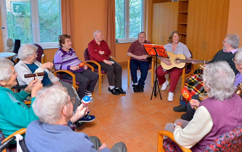 Bewohner der Seniorenwohnanlage Hagenhof beim gemeinsamen Musizieren