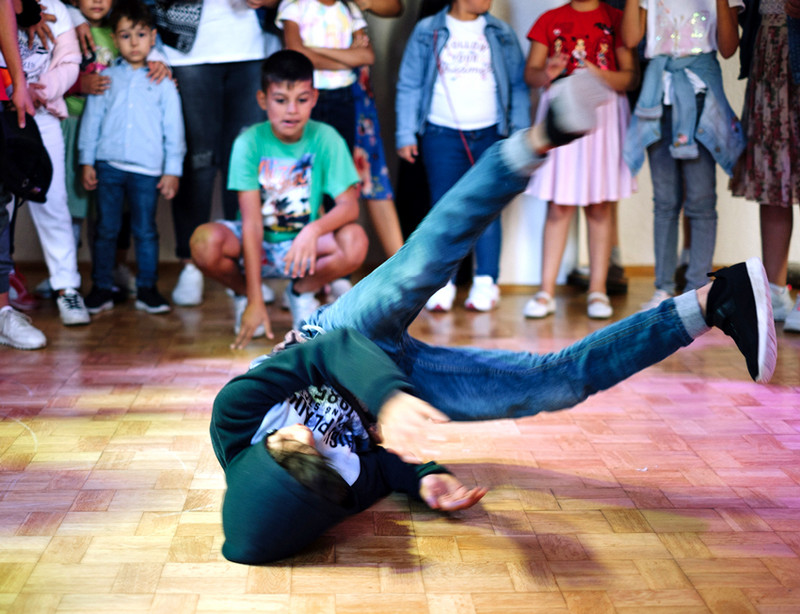 Breakdance-Einlage in der „Villa Wertvoll“