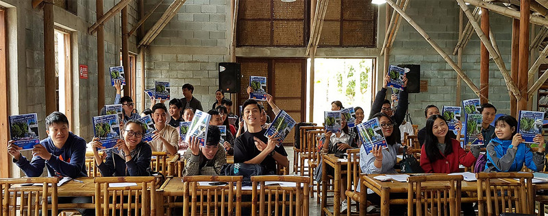 Vietnamesische Schüler sitzen in einem Klassenraum