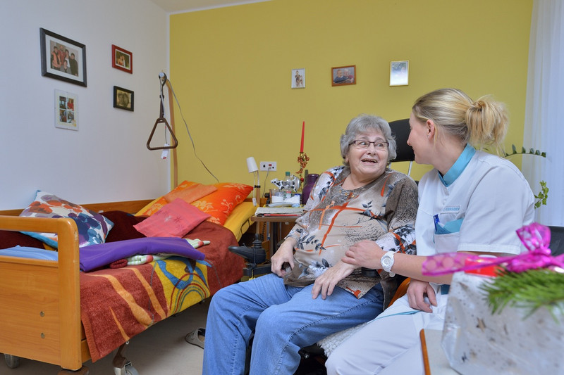 Bewohnerin und Pflegefachkraft der Seniorenwohnanlage Hagenhof 