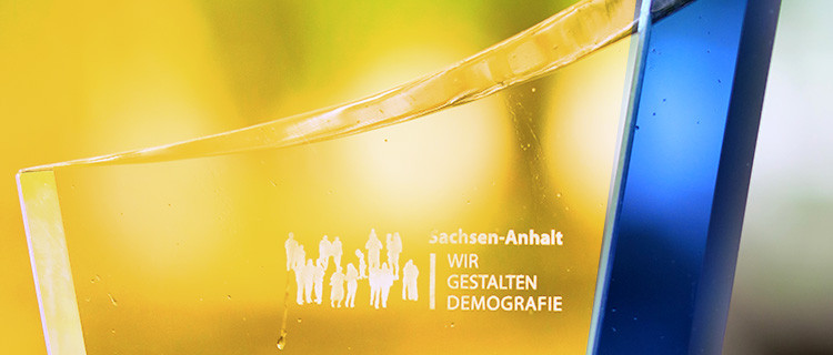 Symbolbild Pokal des Demografiepreises Sachsen-Anhalt