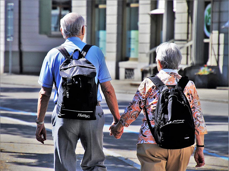 Senioren gehen spazieren