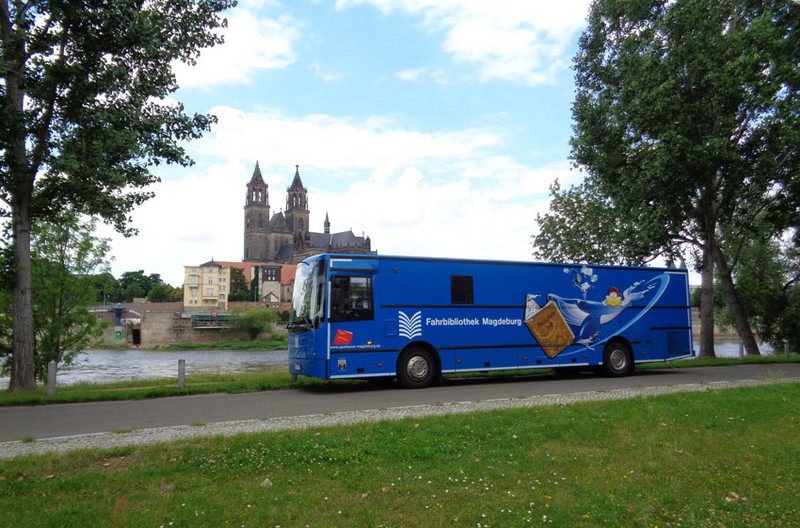 Der Bus der Fahrbibliothek Magdeburg vor dem Magdeburger Dom