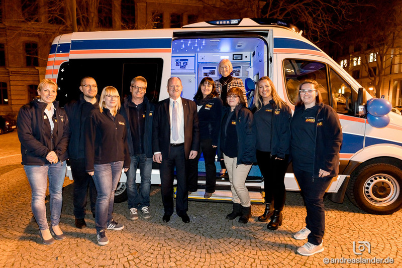 Team von "Der Wünschewagen – letzte Wünsche wagen“ mit Minister Thomas Webel und der Landtagspräsidentin Gabriele Brakebusch